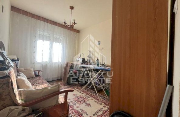 Apartament cu 3 camere, semidecomandat,etaj intemediar, zona Dambovita