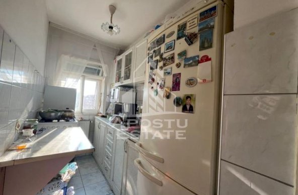 Apartament cu 3 camere, semidecomandat,etaj intemediar, zona Dambovita