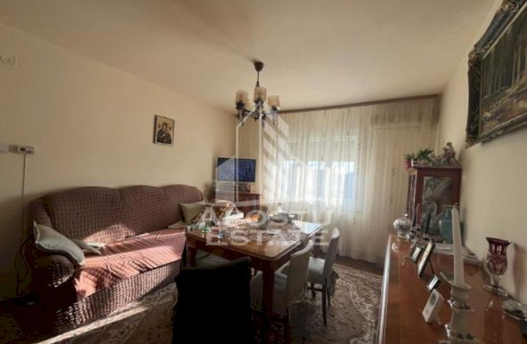 Apartament cu 3 camere, semidecomandat,etaj intemediar, zona Dambovita