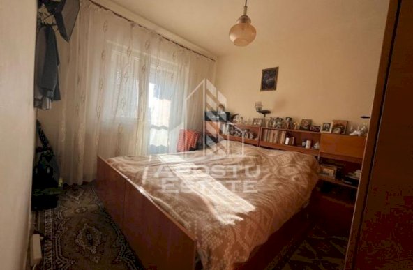 Apartament cu 3 camere, semidecomandat,etaj intemediar, zona Dambovita