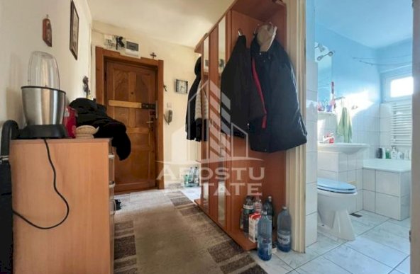 Apartament cu 3 camere, semidecomandat,etaj intemediar, zona Dambovita