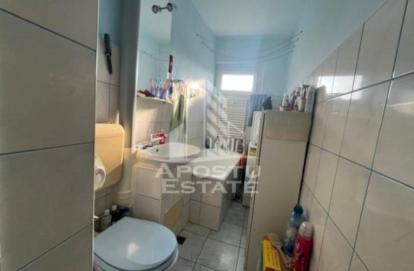 Apartament cu 3 camere, semidecomandat,etaj intemediar, zona Dambovita