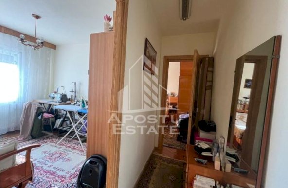 Apartament cu 3 camere, semidecomandat,etaj intemediar, zona Dambovita