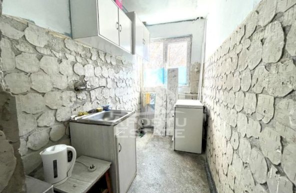 Apartament cu 3 camere in curs de renovare, zona Sagului