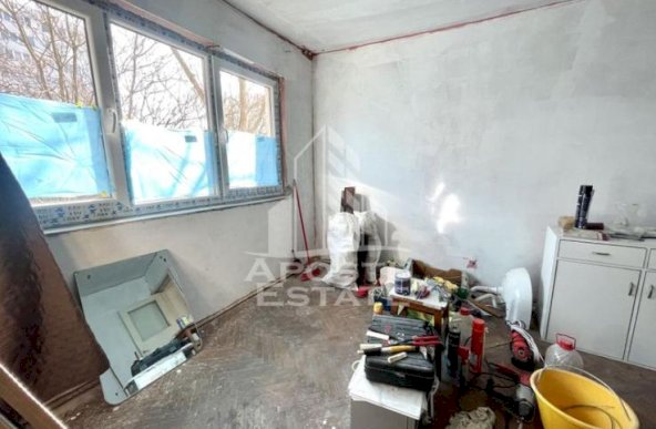 Apartament cu 3 camere in curs de renovare, zona Sagului