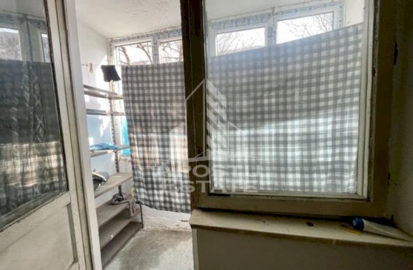 Apartament cu 3 camere in curs de renovare, zona Sagului