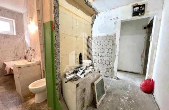 Apartament cu 3 camere in curs de renovare, zona Sagului