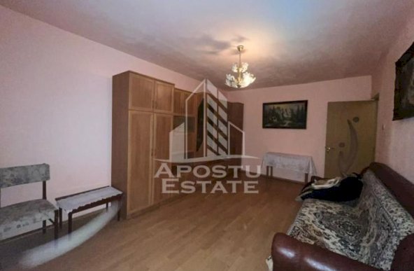 Apartament cu 2 camere, decomandat, zona Girocului