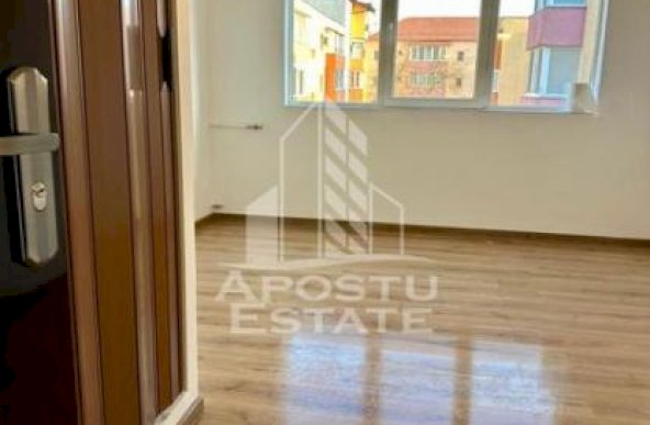 Garsoniera complet renovata,etaj intermediar,zona UMT