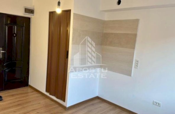 Garsoniera complet renovata,etaj intermediar,zona UMT