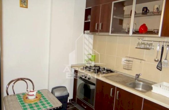 Apartament 2 camere ,loc de parcare ,zona Soarelui