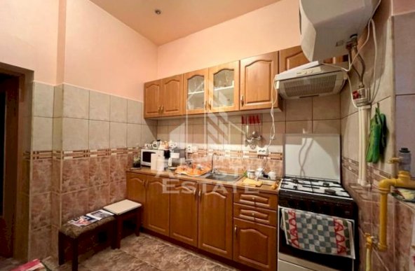 Apartament 2 camere,curte comuna,zona Complexul Studentesc