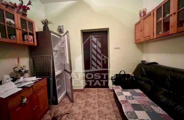 Apartament 2 camere,curte comuna,zona Complexul Studentesc