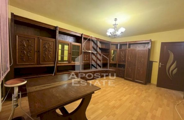 Apartament cu 3 camere, decomandat, situat in zona Girocului