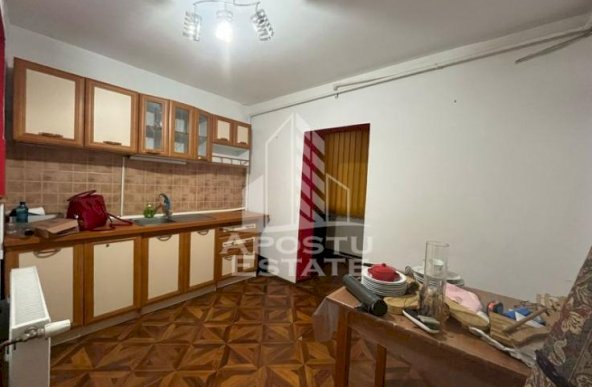 Apartament cu 3 camere, decomandat, situat in zona Girocului