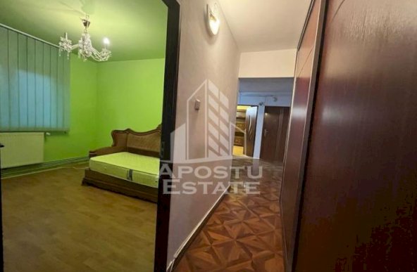 Apartament cu 3 camere, decomandat, situat in zona Girocului