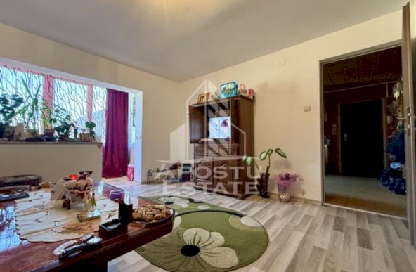 Apartament 3 camere, decomandat, garaj, centrala proprie, zona Lunei