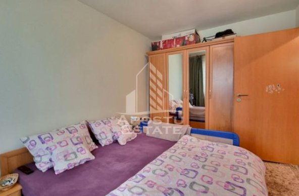 Apartament cu 3 camere, 2 bai, etaj intermediar, Calea Aradului