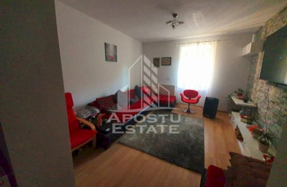 Apartament pe 4 camere, renovat complet la curte comuna in Balcescu