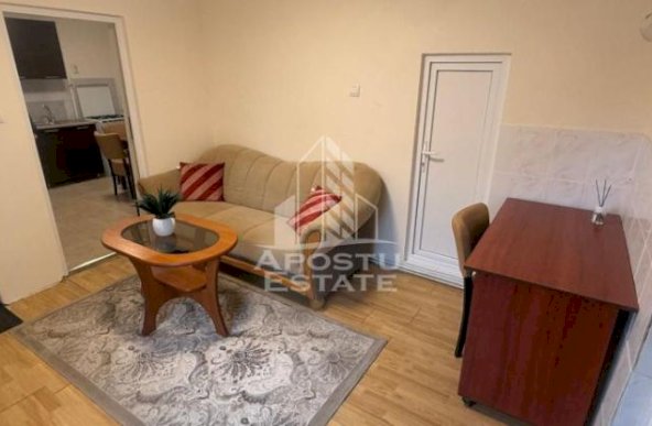 Apartament la casa cu 2 camere si centrala proprie, in zona Lipovei