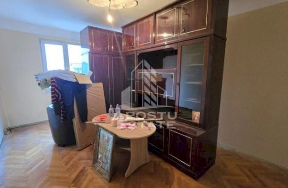 Apartament cu 2 camere, etaj intermediar, lift, zona Circumvalatiunii