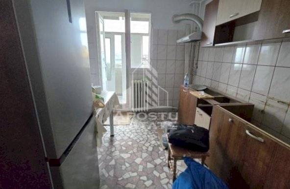 Apartament cu 2 camere, etaj intermediar, lift, zona Circumvalatiunii