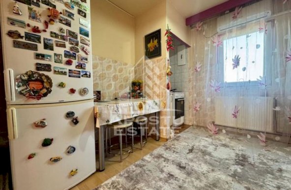 Apartament cu 3 camere, centrala proprie, calea Lipovei