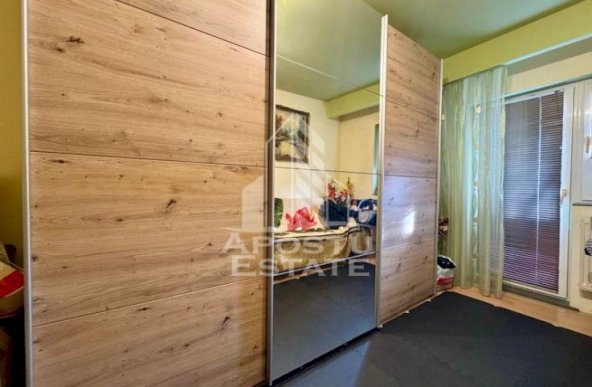 Apartament cu 3 camere, centrala proprie, calea Lipovei