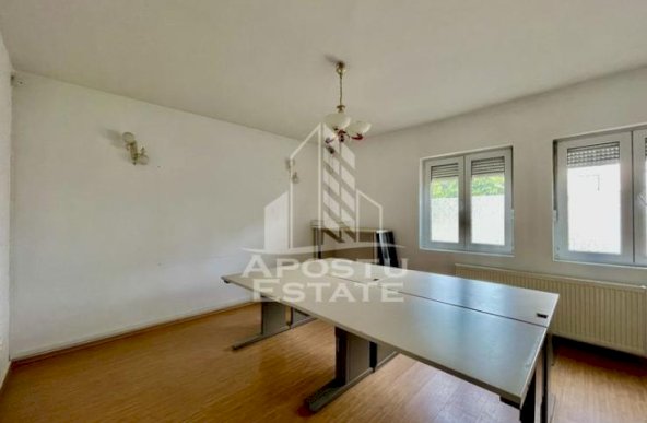 Spatiu Comercial - Birouri de Inchiriat, curte privata, zona Intim