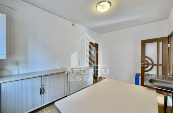 Spatiu Comercial - Birouri de Inchiriat, curte privata, zona Intim