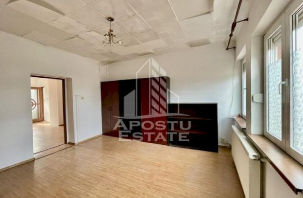 Spatiu Comercial - Birouri de Inchiriat, curte privata, zona Intim