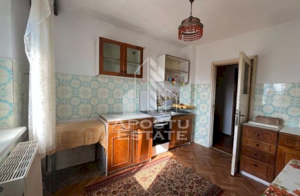 Apartament cu 3 camere, decomandat, situat in zona Sagului