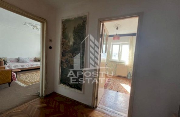 Apartament cu 3 camere, decomandat, situat in zona Sagului