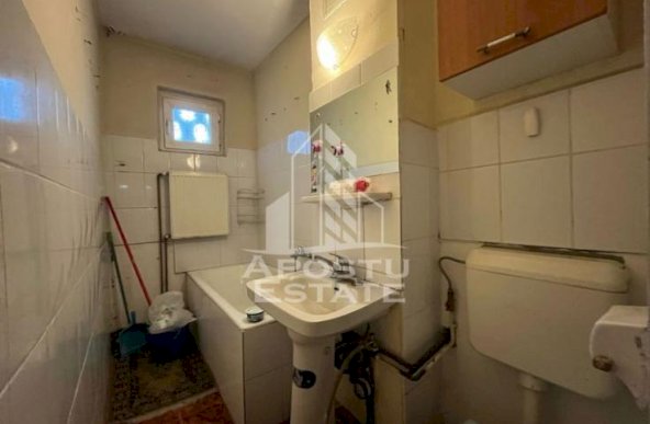 Vanzare apartament 2 camere , centrala proprie, zona Spitalul Judetean