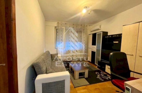 Apartament cu 2 camere, etaj intermediar, zona Lipovei