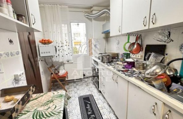 Apartament 3 camere, etaj intermediar, centrala proprie, zona Sagului