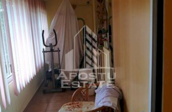 Apartament 3 camere,centrala proprie, zona Aradului