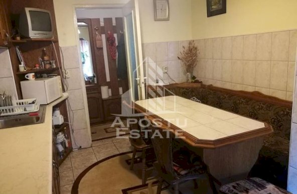 Apartament 3 camere,centrala proprie, zona Aradului