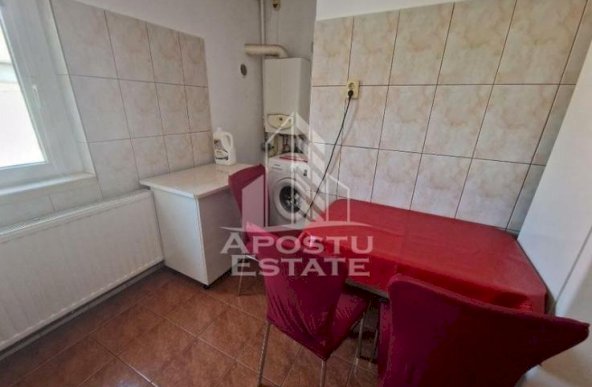 Apartament cu 3 camere in zona Complexului. centrala termica, boxa