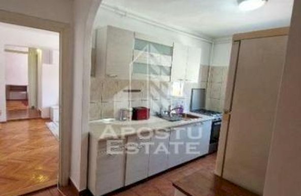 Apartament cu 3 camere in zona Complexului. centrala termica, boxa