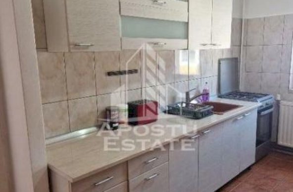 Apartament cu 3 camere in zona Complexului. centrala termica, boxa