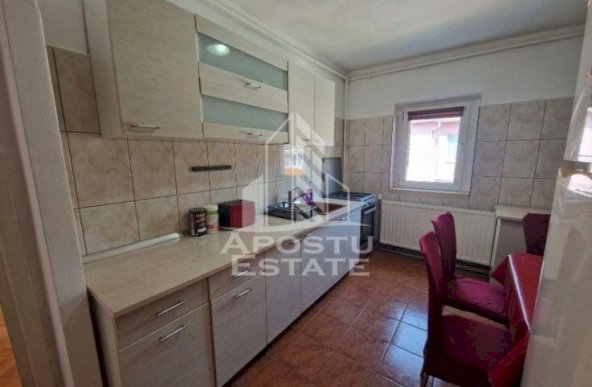 Apartament cu 3 camere in zona Complexului. centrala termica, boxa