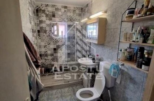 Apartament cu 3 camere in zona Complexului. centrala termica, boxa