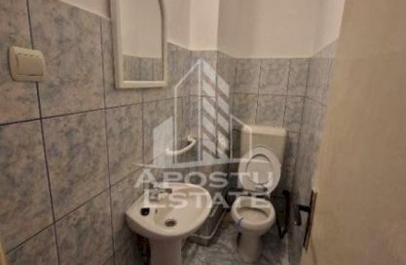 Apartament cu 3 camere in zona Complexului. centrala termica, boxa