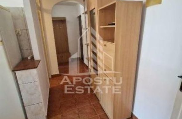 Apartament cu 3 camere in zona Complexului. centrala termica, boxa