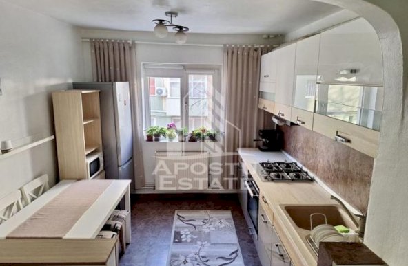 Apartament cu 3 camere, etajul 1,  centrala proprie, zona Girocului