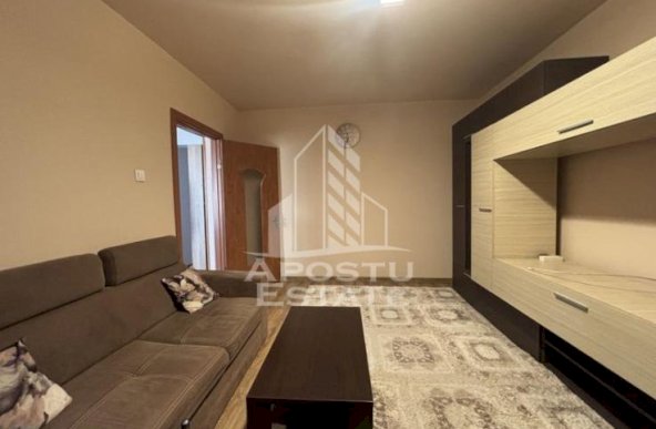 Apartament cu 3 camere, decomandat, etaj intermediar, zona Sagului