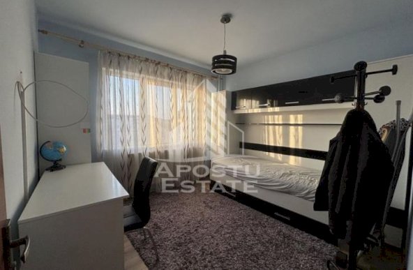 Apartament cu 3 camere, decomandat, etaj intermediar, zona Sagului