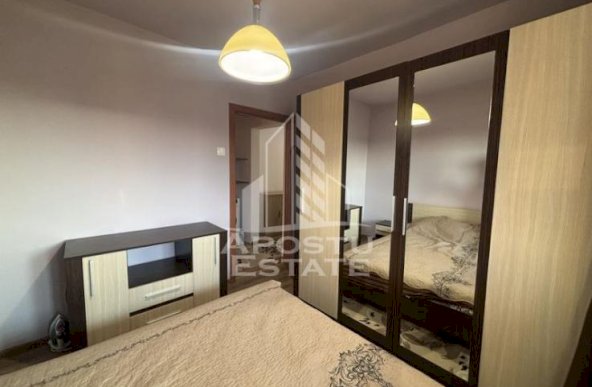 Apartament cu 3 camere, decomandat, etaj intermediar, zona Sagului