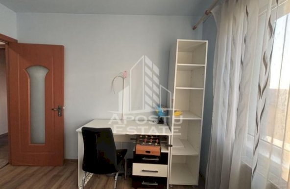 Apartament cu 3 camere, decomandat, etaj intermediar, zona Sagului